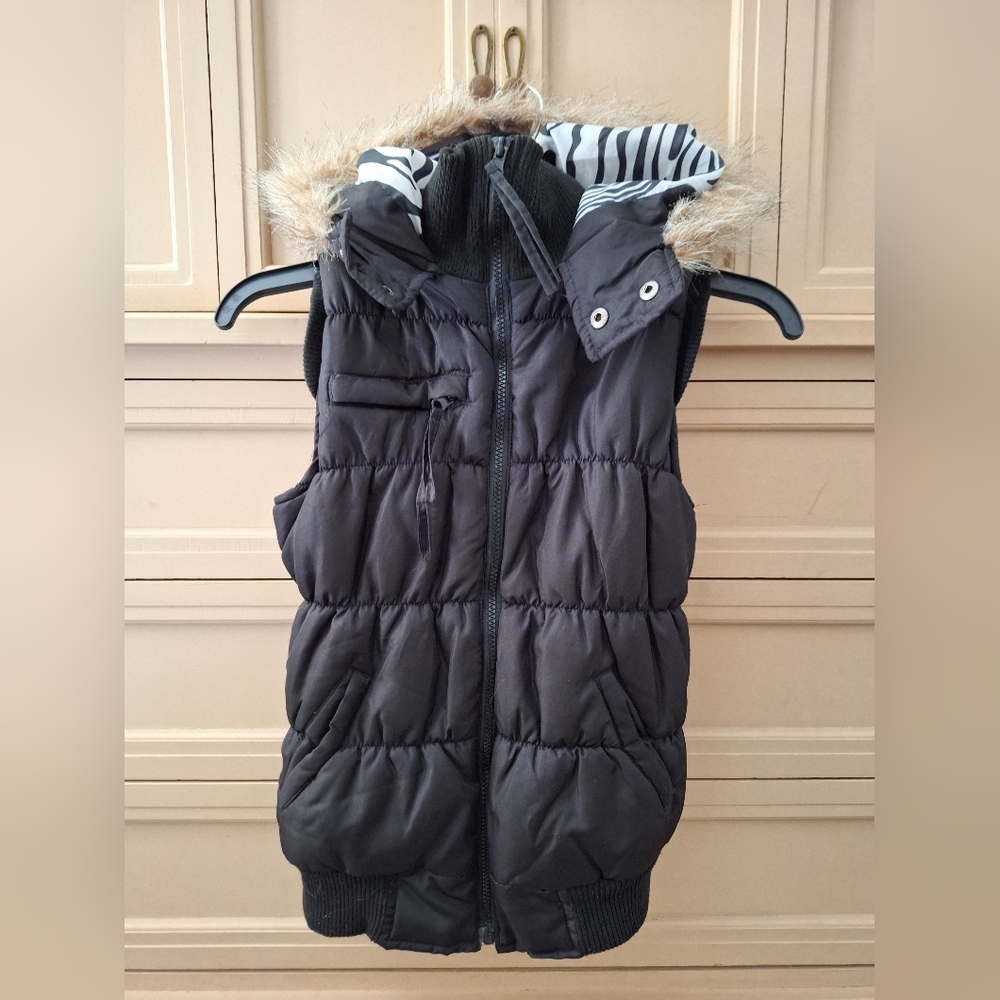 Bongo Great Condition Size Small black puffer vest